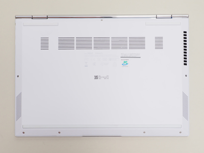 底面の前寄りの左右にスピーカーを搭載。高音質のHarman/Kardon認証のオーディオシステムだ