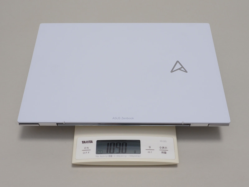 重量は約1.1kg。実測では1.09kgだった