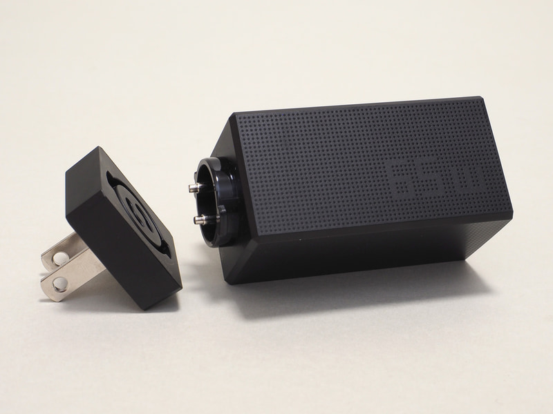 ACアダプタはプラグ部分を分離できる仕様。プラグは畳めない