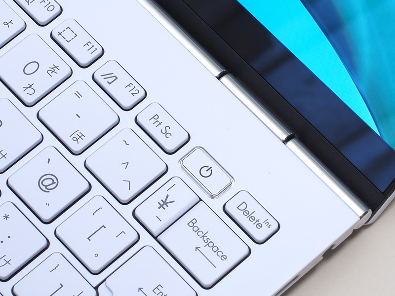 Prt ScとDeleteキーの間に電源ボタン兼指紋認証センサーがある