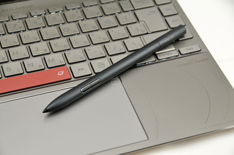 なぜか付属しているスタイラスペン。本当にこのノートPCはターゲットが見えない。何にでも対応できるように全部入れておけということなのか