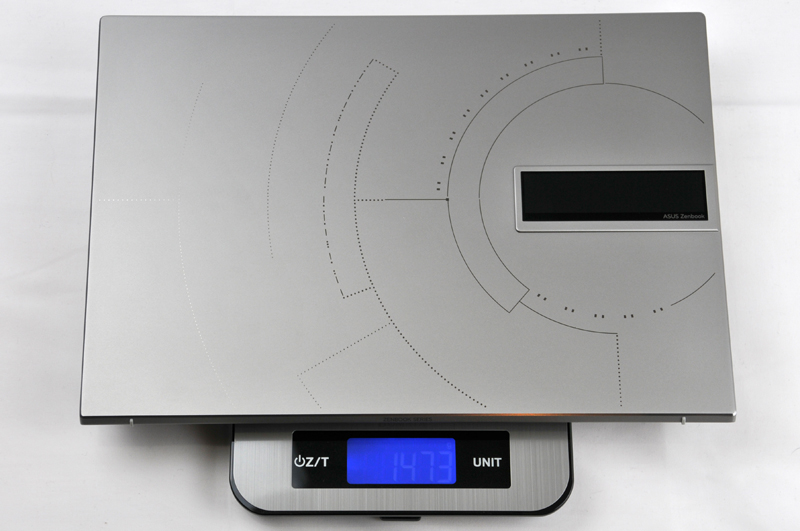 実測での重さは1,473gで公式スペックの約1.47kgとほぼ同じだ。本体サイズが小さいので、手に持つと見た目とのギャップでズッシリと重く感じる。ただ、1.5kg程度ならまあ持ち歩いてもいいかなと思える重さではある
