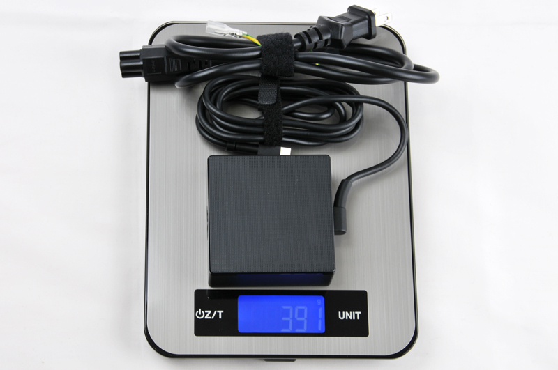 ACアダプタのサイズは実測で約75×75×29mm(同)とかなり小さい。重さはケーブルを含めて391gだ。100W対応のものなので仕方ないとは思うが、せっかく小型なのにコンセントに挿すほうのケーブルが重くかさばって少し残念