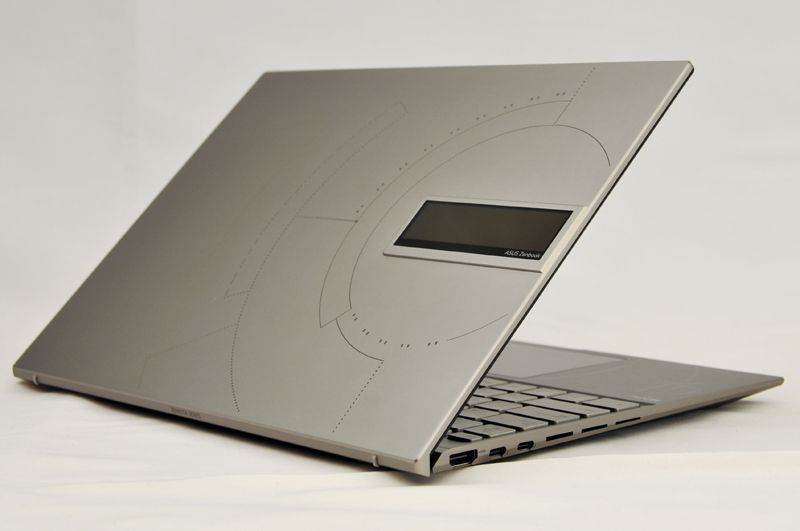 個人的にはこのノートPCはメチャクチャカッコいいと思う。最初に資料を見ていたときはまったくそう思わなかったのだが、使っているうちに惚れてしまった。もうなんだかすべてがカッコよく見える