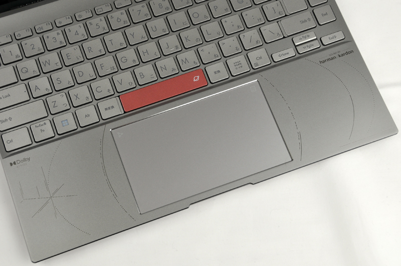 パームレストの図形はコックピットをイメージしたもの。左にある「*」のような図形がミール宇宙ステーションだ。図形が見やすいように光の加減を変えたため本体カラーが変わって見えるが、本物でも光の加減で結構色が変わって見える