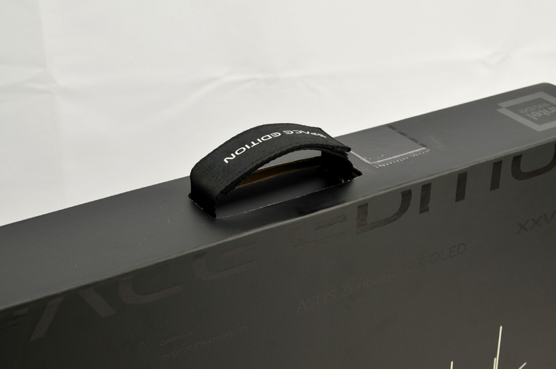 まず製品の外箱の持ち手部分がすごい。外箱自体は黒色の段ボール製と思われるよくある箱なのだが、持ち手は市販のリュックサックの持ち手とそう変わらないしっかりとしたものだ