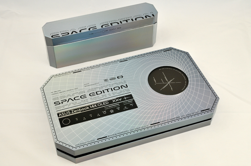 下が本体の箱で、上が付属品の箱。付属品の箱は、外側に巻かれていた黒い厚紙を取るとこのような箱が中から現れる