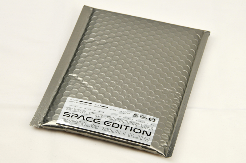 本体の箱をどかすと、その下からすごく宇宙っぽいものが出てきた。これ、見た目でなんとなく分かると思うが超豪華なプチプチの袋だ。ノートPCの付属品からこんな高級なプチプチが出てきたのは初めての体験である