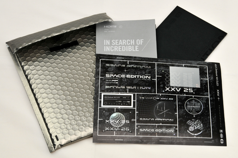 プチプチの袋を開けると、中にはマニュアルとオリジナルステッカーと、真っ黒な厚紙でできた封筒状のものが入っていた。ちなみにプチプチは面ファスナーで開け閉めできるようになっているので再利用が可能だ