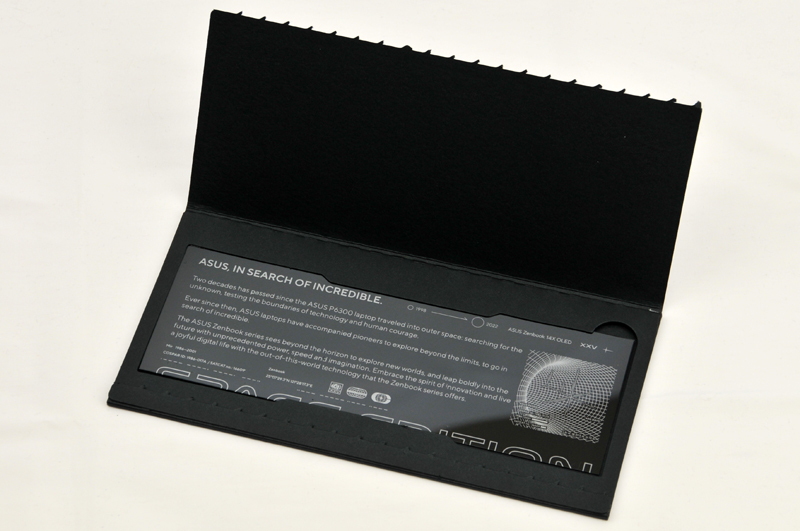 プチプチの袋から出てきた黒い封筒状のものを開けると、中身はASUS初のノートPCであるP6300が宇宙に行ったということと、そこから始まるASUSのノートPCの挑戦というか歩みが書かれたプラスチックプレートが出てきた。多分飾る用だ