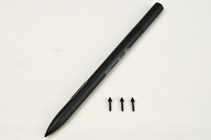 こちらはスタイラスペン。ペンに挿さっているものも含めて、固さの異なる2H、H、HB、Bのペン先が入っている。スタイラスペンは付属のUSBケーブルで充電して使用し、バッテリ持続時間は約140時間