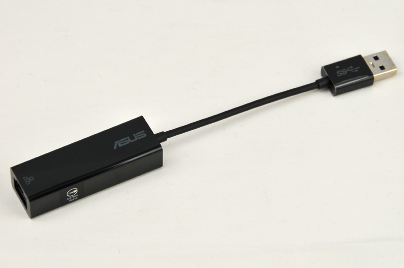 これはUSBポートに挿して使用する1000BASE-T対応のLANアダプタ。据え置きで使う人には便利だろう