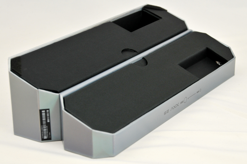 付属品の箱を開けるとこのようになる。ACアダプタなどはここからさらに開けると中に入っている