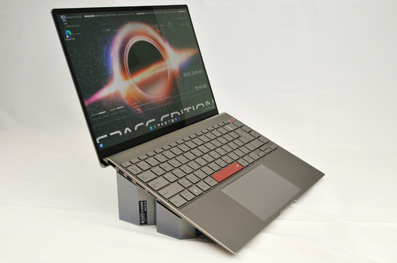 そして、付属品の箱はこうやって使う。なんとSpace Editionのスタンドとして使えるのだ。おもしろい!