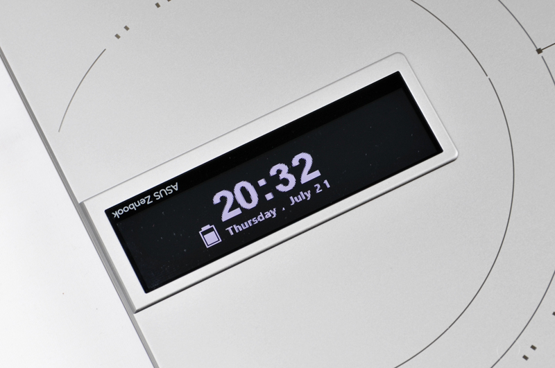 天板を閉じてスタンバイ状態にすると10秒ほど表示される時刻やバッテリ残量の画面。アニメーションの合間に表示されるのと表示が小さいのとであまり実用性は高くない。この画面は通常時に表示させておくことも可能だ