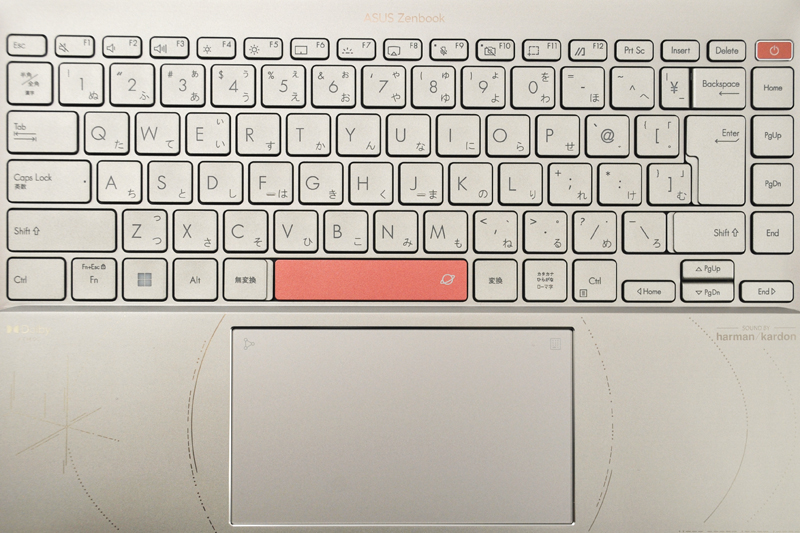 キーボードは主要キーがフルサイズになっていて変な縮小もなく、配列もおかしいところがまったくない。14型クラスのノートPCに搭載するキーボードとしてはトップクラスに使いやすい完成度が高いキーボードだ