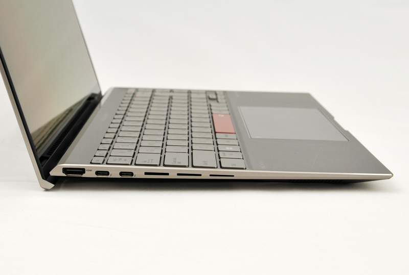 ディスプレイを開くとキーボードが手前に約3度傾く仕組みを搭載している。本体内部の冷却は底面から吸気を行なっており、下にできた隙間は冷却性能を高める効果も担っている