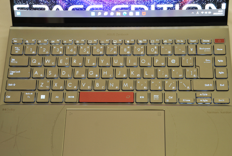 キーボードにはバックライトを搭載していて、各キーの文字部分が光る。明るさは3段階で調節可能。キーの隙間からの光の漏れも少なく、暗い場所でも見やすい