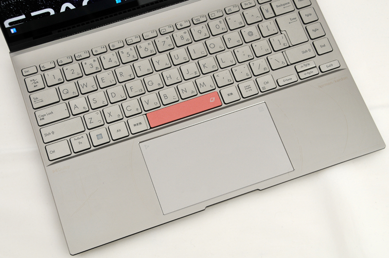 最近のノートPCのタッチパッドはだいたい大型だが、Space Editionは本体サイズが小さいので余計に大きく見える。表面はサラサラで手触りがよく、ボタンも押しやすくて使いやすいタッチパッドだ