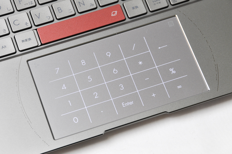 タッチパッドの右上にあるテンキーアイコンを長押しするとテンキーモードになる。何もない表面にテンキーが浮かび上がるのでちょっと未来的でカッコいい。配列が独特で使用には少し慣れが必要だが便利である