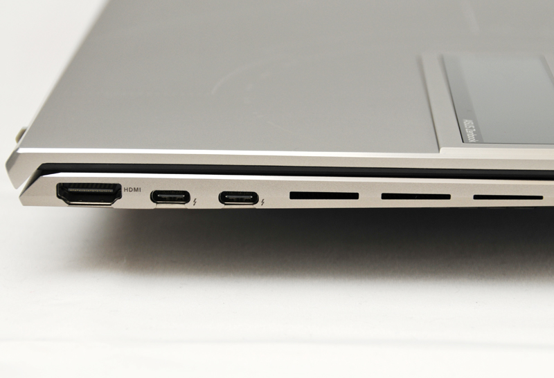 左側面には、左からHDMIを1ポートとThunderbolt 4を2ポート搭載している。Thunderbolt 4ポートの右にある細長いものは排気用スリットだ