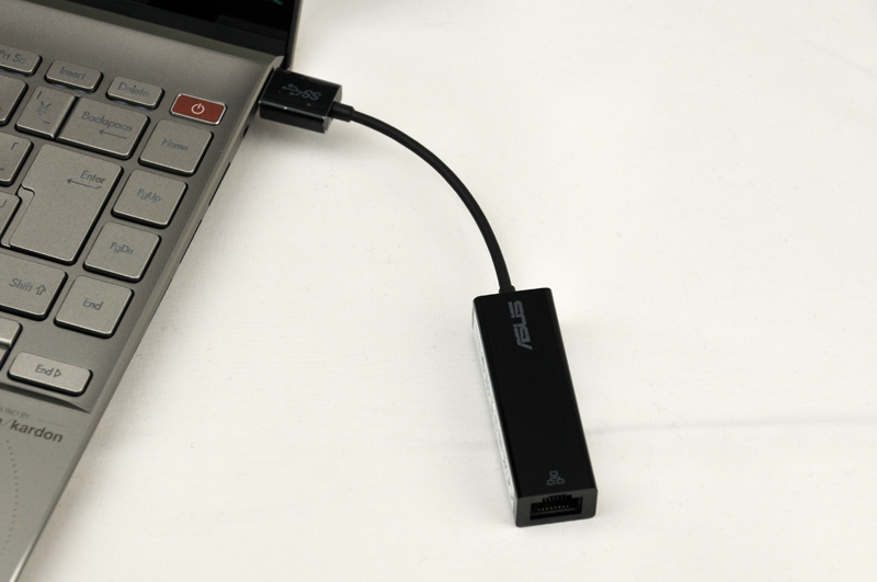 1000BASE-T対応のLANアダプタが付属していて、右側面にあるUSB 3.1ポートに挿せば有線LAN接続を行なえる