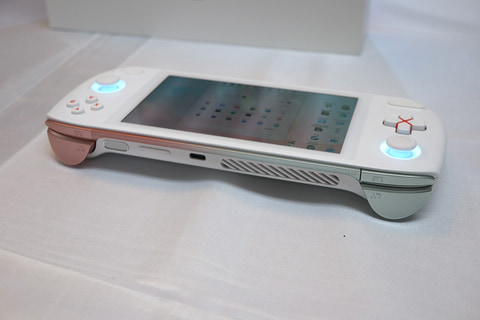PCゲーム機 ASCII.jp：四角い形が懐かしいPCエンジンとドッキングして、携帯