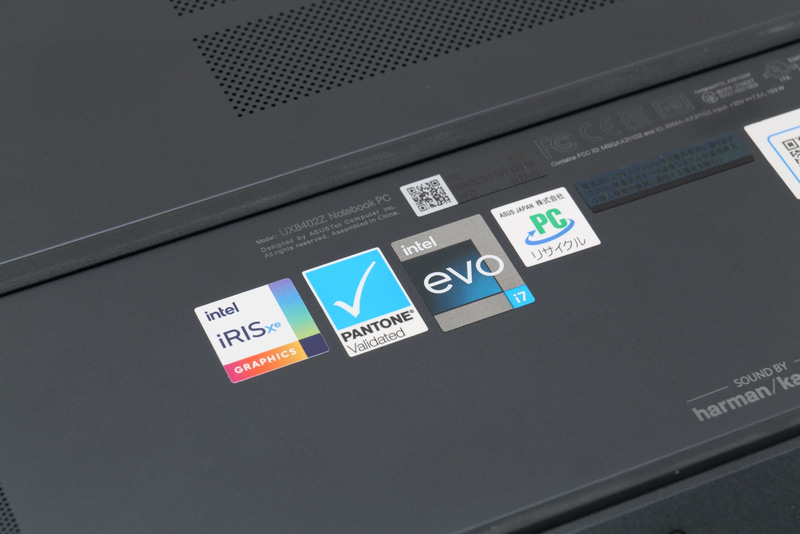 今回はCore i7-12700H/Iris Xe Graphics/メモリ16GB/SSD 512GBという構成の下位モデル「UX8402ZA-M3033W」を借用している