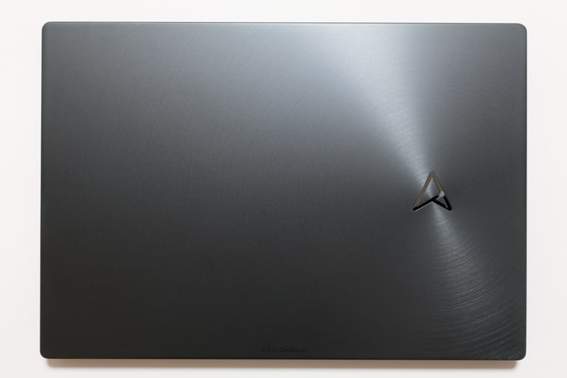 筐体はテックブラウン色のアルミニウム合金素材。新しいASUSロゴが飾られている