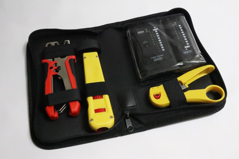 LAN工事に必要なツールが揃っているサンワサプライの「<a href="https://direct.sanwa.co.jp/ItemPage/500-LANKIT1" class="n" target="_blank">LANケーブル自作キット LANテスター かしめ工具 パンチダウン工具 外被剥き工具(500-LANKIT1)</a>」。価格は1万2,800円。パンチダウン(後述)はコンセントやローゼットの工事をしない人は使わない工具
