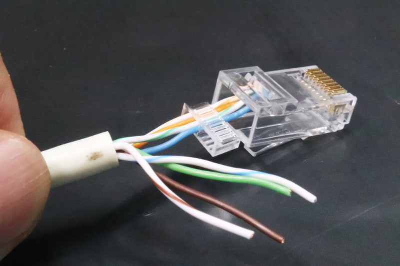 サンワサプライ製の先のコネクタの場合、ロードバーの山側から電線を差し込む