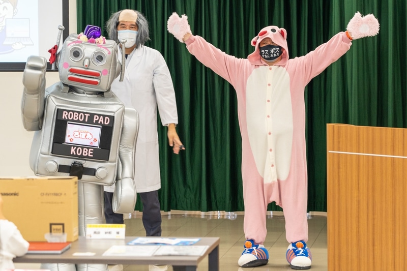 組み立て体験にさきがけて、本イベントでもおなじみとなったレッツ博士と助手のぶーすけ、ろぼみが登場した