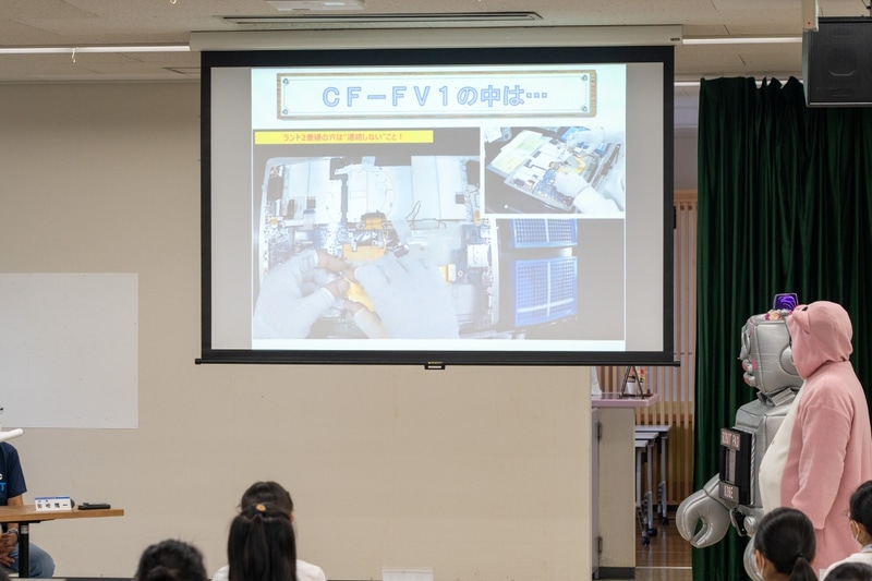 実際に組み立てている様子の映像を流してイメージを掴んでもらう