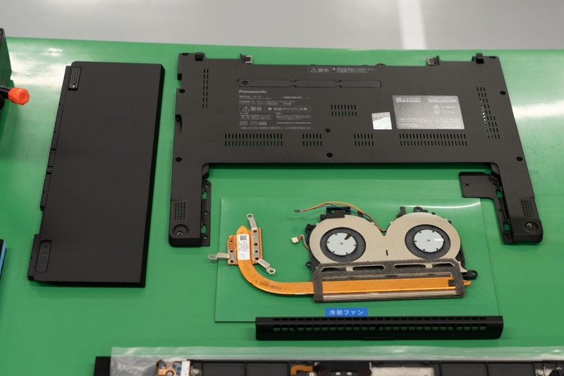 左上からバッテリ、ボトムケース、冷却ファン、ファンルーバ
