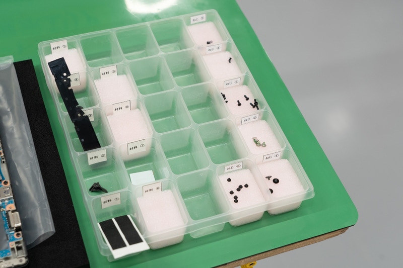 パッドバックカバーやネジ、テープなどの細かい部品は1カ所にまとめられている