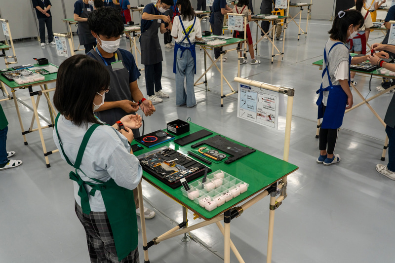 静電破壊防止のアースバンドを装着する