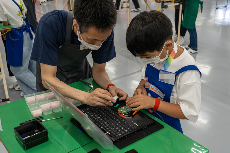 作業終盤、タッチパッドを取り付ける