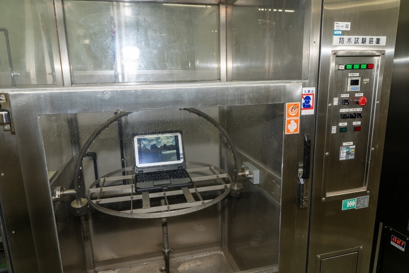 TOUGHBOOKが入れられた防水試験機