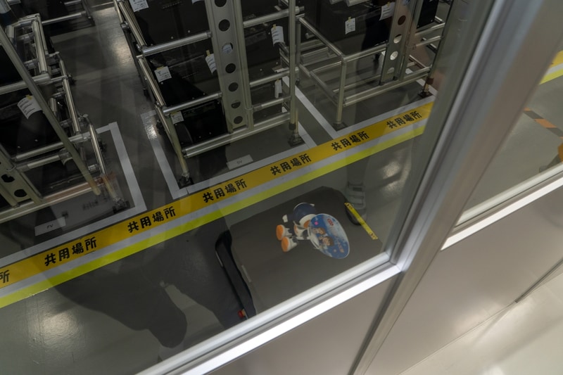 製造途中の部品などを運ぶAGV(無人輸送車)