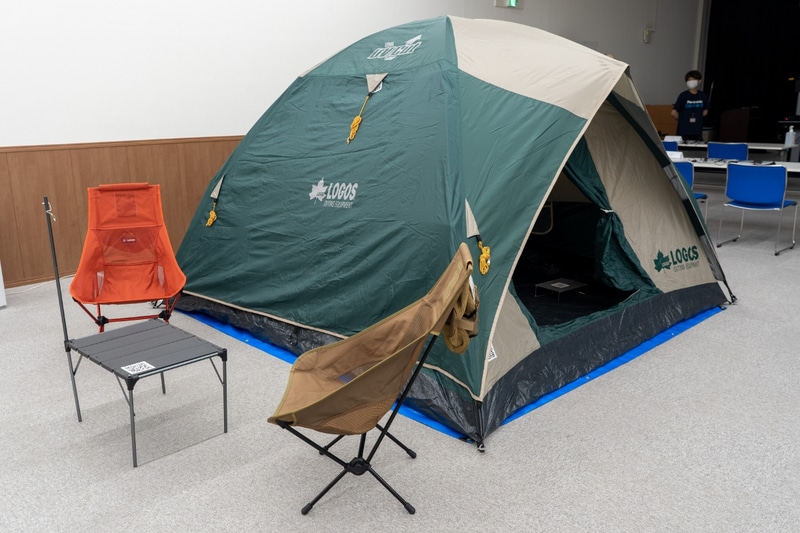 会場に設置されたテントや椅子にはQRコードが貼られている