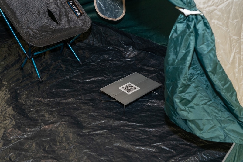 寝袋などにQRコードが隠されていることも