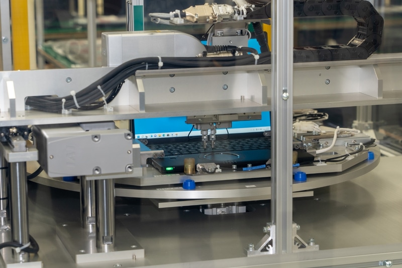 キーボードの打感チェックを行なうロボット