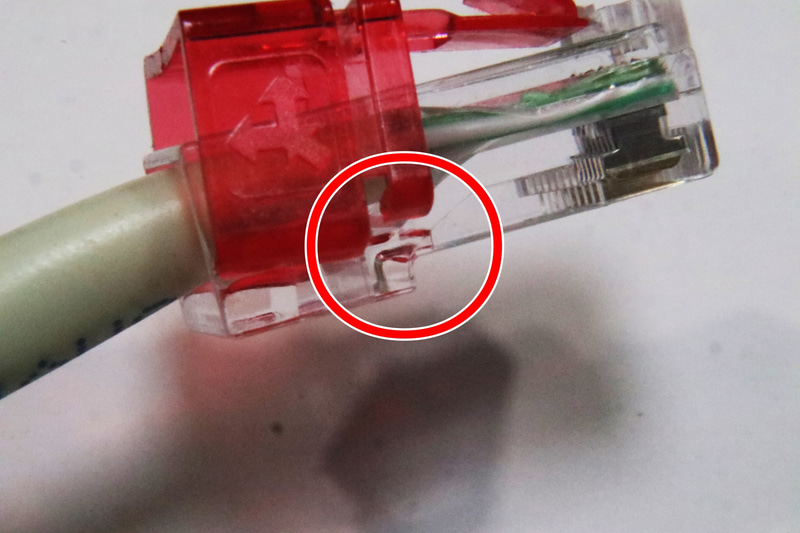 コネクタの根元の段差に修理パーツのロックが引っかかるので、前後にずれることもない!