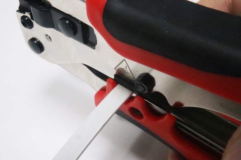 フラットケーブルの中にある芯線は非常に細く、外側の被覆も薄いので皮むきが難しい。皮むきモードでも芯線を切ってしまう場合があるので、軽くハンドルを握って被覆に傷を入れる