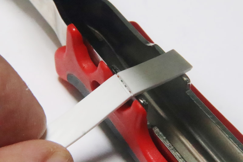 反対側も優しくハンドルを握る