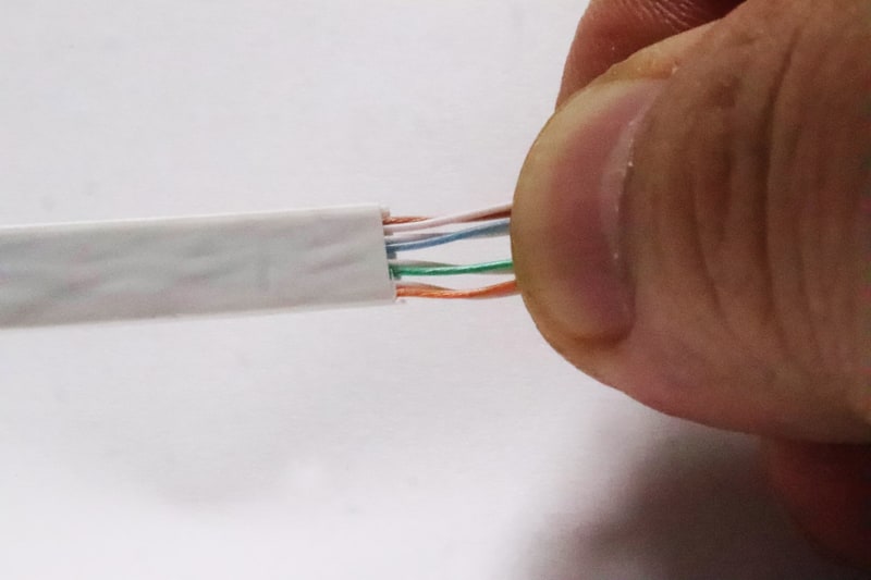 電線を引っ張って電線が切れていないかをチェック