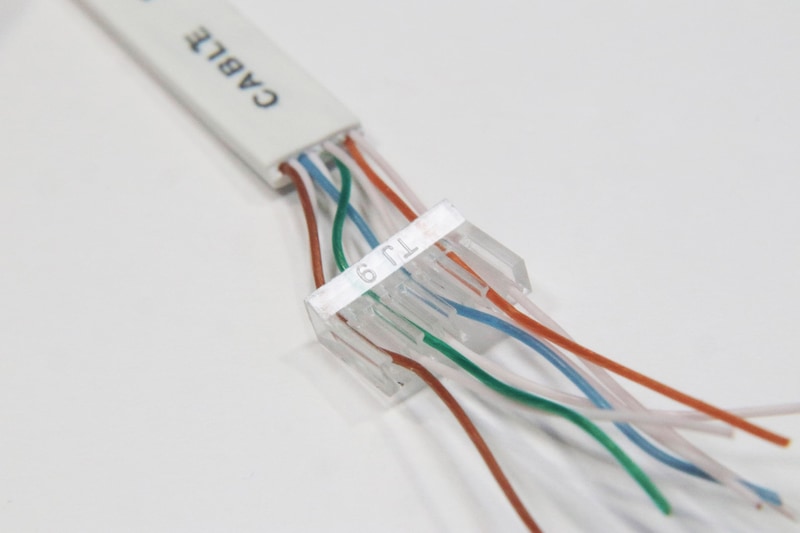 配線図に合わせてロードバーに電線を差し込む