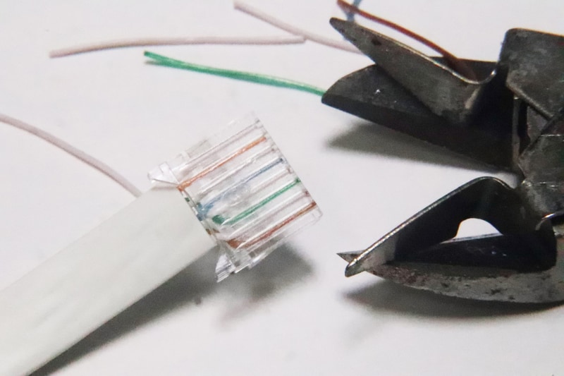 はみ出た部分をニッパでカット