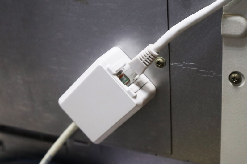 昔の加入電話のローゼットとほぼ同じ大きさ。コネクタがRJ11→RJ45になっているだけ。大体シャッター付きが多いので、差込口を上に向けてもホコリが入らない仕様