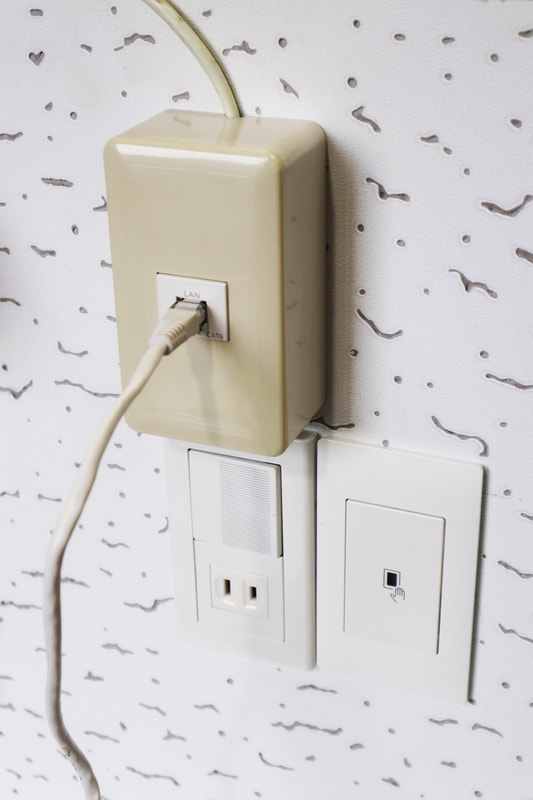 こちらはパナソニックの壁コンセント用差込口。実は簡易パンチダウン工具がセットになっていて、工具なしでも工事が可能